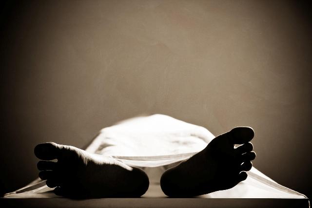 नई दिल्ली: पत्नी की मौत के बाद 4 दिनों तक शव के साथ रहा शख्स