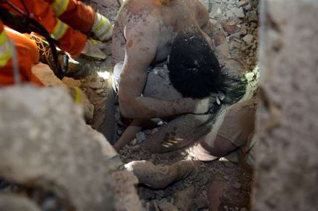 12 घंटे मलबे में दफ्न पिता की सांसे टूट गई …मौत के बाद भी पिता के बाहों में महफूज रही मासूम