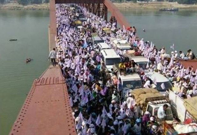 वाराणसी: राजघाट पुल पर भगदड़ मचने से 24 लोगों की मौत