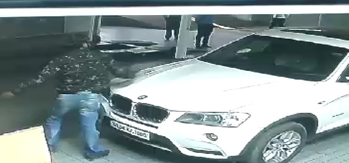 इंदौर: तेज रफ्तार BMW कार डिवाइडर तोड़ते हुए बिजली के खंभे से जा टकराई