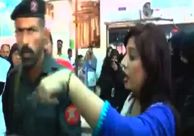 पाकिस्तानः लाइव रिपोर्टिंग के दौरान महिला रिपोर्टर को गार्ड ने जड़ा थप्पड़