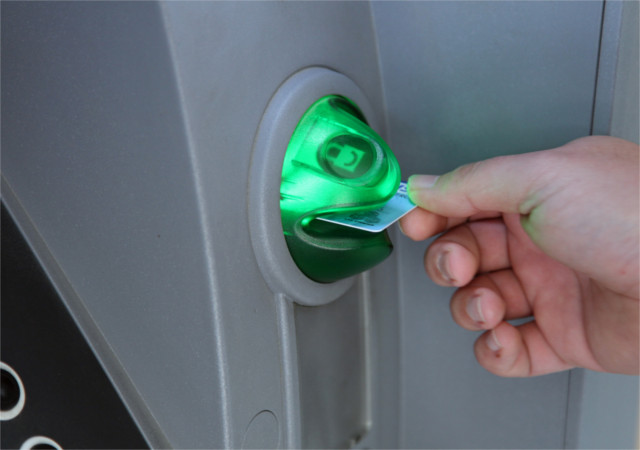 ATM से फ्रॉड रोकने के लिए अब जनवरी से फिंगर प्रिंट और रेटिना स्कैन भी होगा जरूरी