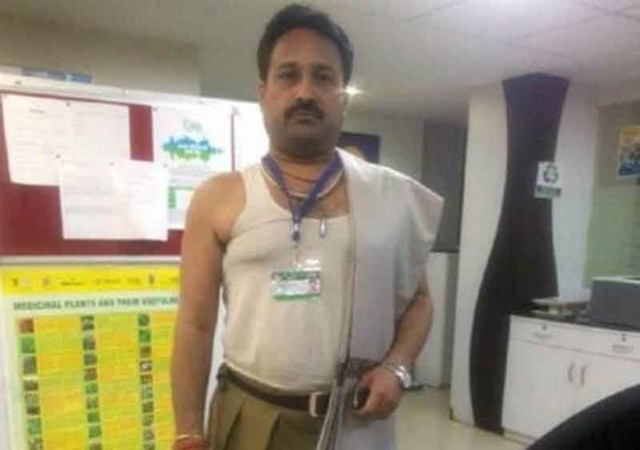 विरोध का अनोखा प्रदर्शनः सड़क नहीं बना तो BJP विधायक ने उतारे अपने कपड़े