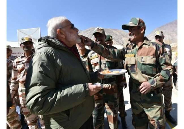 ITBP और सेना के जवानों के साथ पीएम मोदी ने मनाई दिवाली