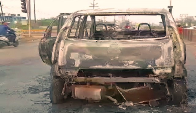 नैनो कार में लगी आग, बाल-बाल बचे कार सवार