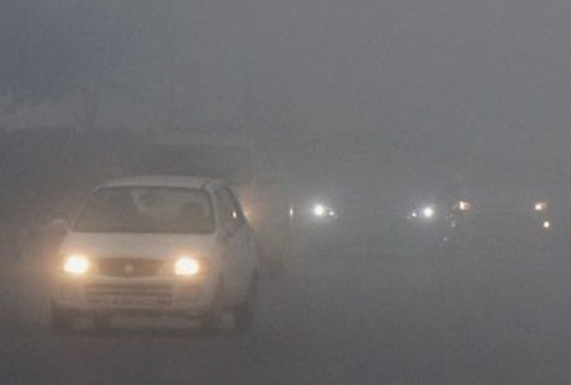 मथुरा के यमुना एक्सप्रेस वे पर धुंध की वजह से कई गाड़ियां आपस में टकाराई