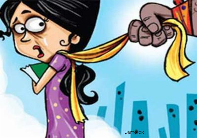 मजनूं ने बाइक पर बैठी लड़की का खींचा दुपट्टा, जमकर हुई धुनाई