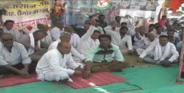 खंडवा कलेक्टर को हटाने की मांग पर अड़े किसान…