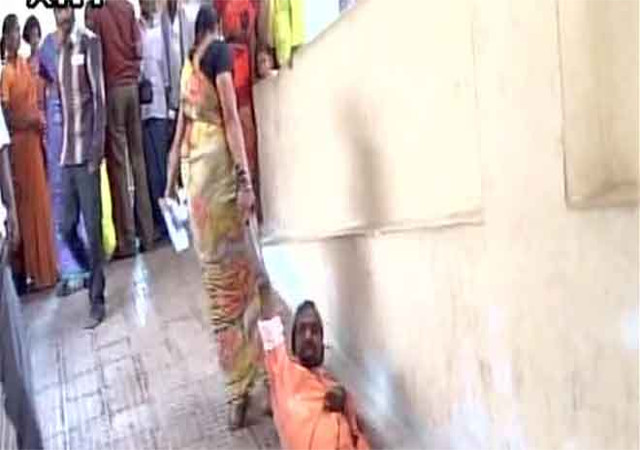 आंध्रप्रदेशः अस्पताल में स्ट्रेचर नहीं मिला तो पति को घसीटने को मजबूर हुई महिला