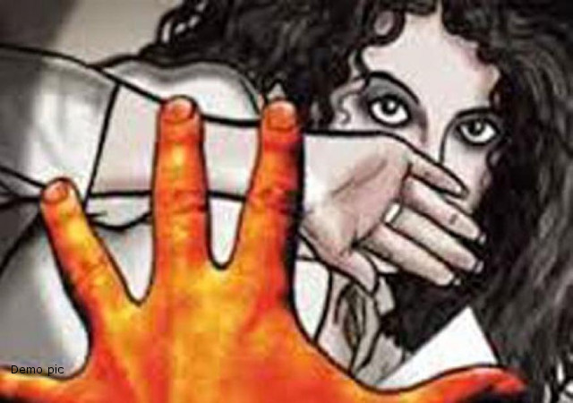 चलती ट्रेन में अकेली बैठी महिला से दुष्कर्म