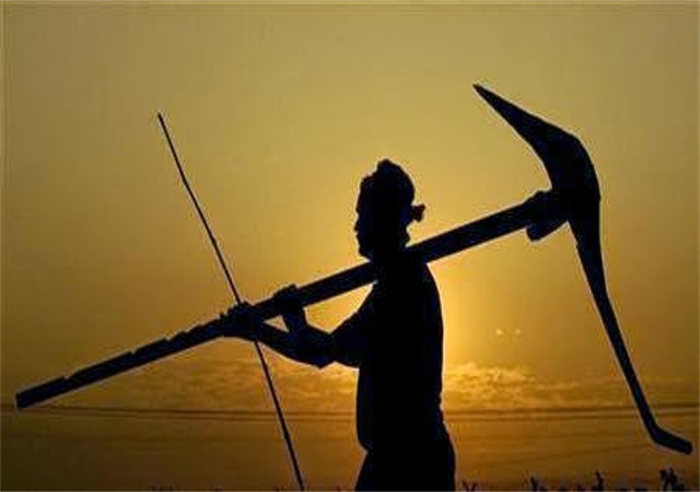 बैंकों में लगी कतारों से इस हफ्ते राहत की उम्मीद, चेक से 25 हजार रु निकाल सकेंगे किसान