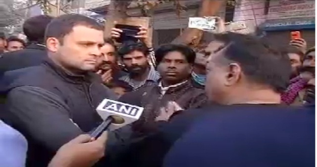 जहांगीरपुरी: ATM के बाहर लाइन में लगे लोगों से मिले राहुल गांधी…