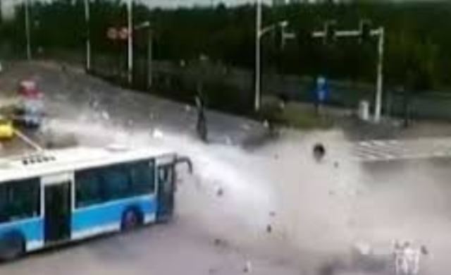 बीजिंग-कुनमिंग एक्सप्रेस-वे पर 56 गाड़ियां आपस में भिड़ीं..