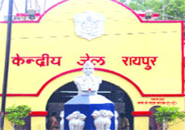 रायपुर की सेंट्रल जेल में पुलिस और जिला प्रशासन का छापा, बैरकों से मिला ब्लेड, चाकू और नशे का सामान