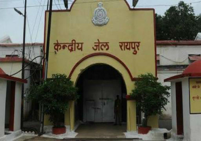 रायपुर सेंट्रल जेल में कैदियों ने किया हंगामा, अफसरों और कैदियों के बीच झूमाझटकी