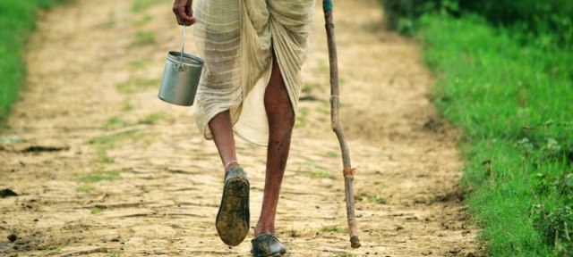 सागर: कलेक्टर विकास नरवाल ने खुले में शौच पर जा रहे लोगों का डिब्बा और लोटा छीना…