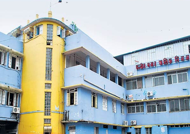 पशुओं को पकड़ने गए नगर निगम के कर्मचारियों की आंखों में डाली मिर्ची