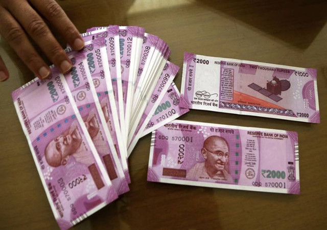 बेंगलुरु: आयकर ने मारा छापा, दो लोगों के पास से 4.7 करोड़ रुपए के नोट जब्त