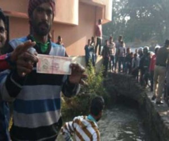 उत्तराखंड: हल्दवानी के कठघरिया गांव के नहर में 1000 और 500 के नोट बहते मिले…