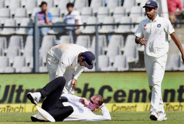 मुंबई, वानखेड़े:  भुवनेश्वर का थ्रो सीधे सिर पर लगने से घायल हुए अंपायर पॉल रेफेल…