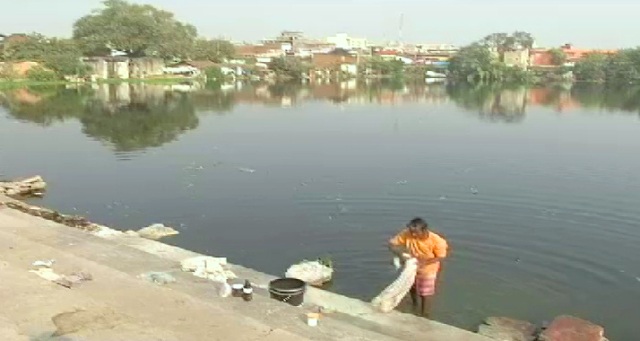 रायपुर: अवैध कब्जों से पहचान खो रहा धोबी तालाब