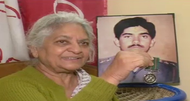 भोपाल: शहीद कैप्टन देवाशीष की मां को सेना ने लौटाई चोरी हुई प्रतिकृति…