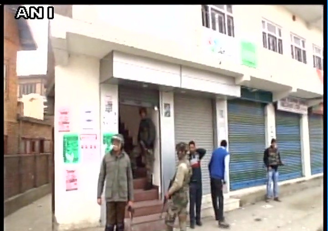 पुलवामा में आतंकियों ने बैंक से फिर लूटे 11 लाख रूपए