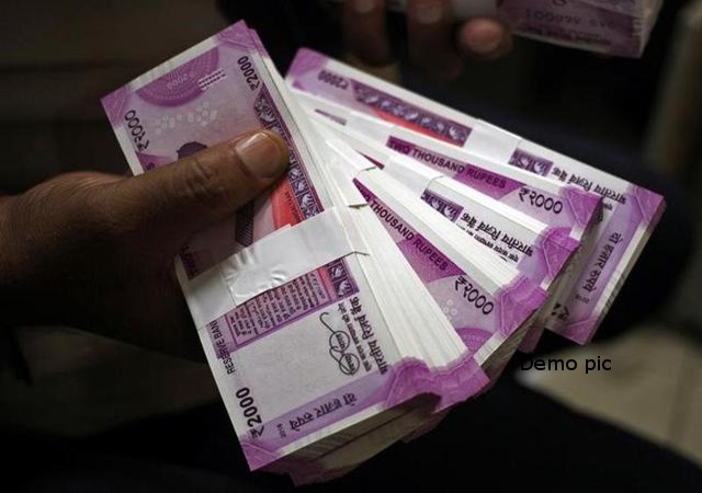 VIDEO: पुलवामा में बैंक से 11 लाख लूट का सीसीटीवी फुटेज आया सामने
