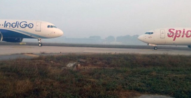 नई दिल्ली: IGI के रनवे पर इंडिगो और स्पाइस जेट के विमान भिड़ने से बाल-बाल बचे