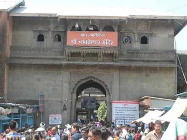 नासिक: त्रयंबकेश्वर मंदिर के दो बड़े पुजारियों पर आयकर विभाग का शिकंजा…