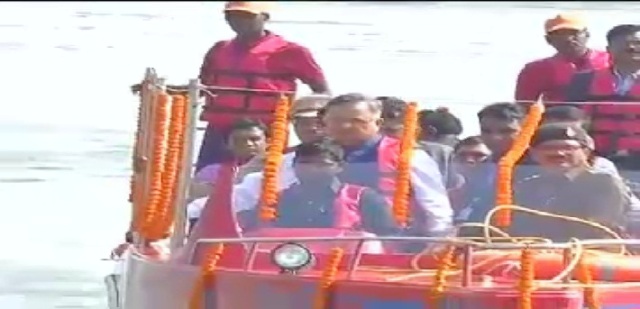रायपुर: CM रमन सिंह ने नया रायपुर स्थित जंगल सफारी में बोट क्लब का लोकापर्ण किया