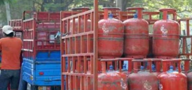 रसोई गैस के दाम एक रुपये बढ़े, कामर्शियल सिलेंडर के दाम भी 50 पैसे बढ़े