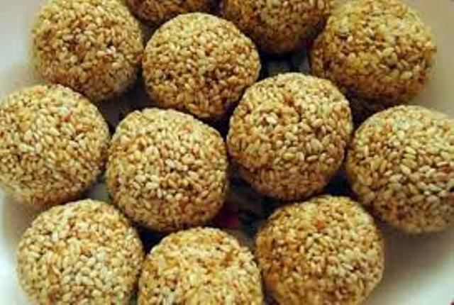 सर्दियों में सेहत के लिए बेहद फायदेमंद हैं तिल के लड्डू का सेवन…