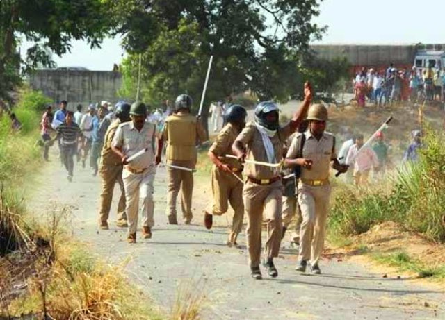 डोंगरगढ़: मुरमुंदा ग्राम पंचायत में नाचा कार्यक्रम के दौरान बलवा, TI  समेत 17 पुलिसकर्मी घायल