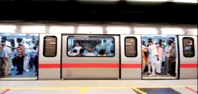 दिल्ली: मेट्रो ने महिलाओं को सफर के दौरान चाकू और माचिस ले जाने की छूट दी…
