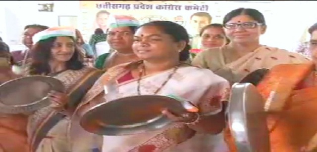 रायपुर: नोटबंदी के खिलाफ महिला कांग्रेस ने थाली बजाकर किया प्रदर्शन