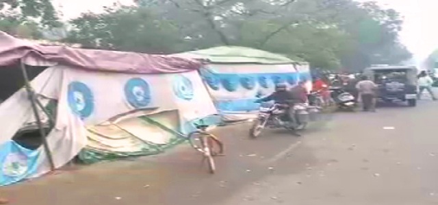 UP: सड़क किनारे बने रैन बसेरे में जा घुसी तेज रफ्तार कार, 4 लोगों की मौत