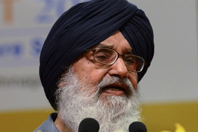 पंजाब के CM प्रकाश सिंह बादल पर सभा के दौरान फेंका गया जूता