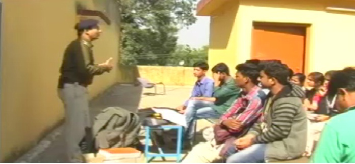 यहां के थाने में लग रही कोचिंग क्लास