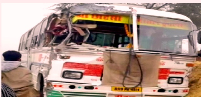 UP: एटा में स्कूल बस और ट्रक की टक्कर में 13 बच्चों की मौत, 20 से ज्यादा घायल