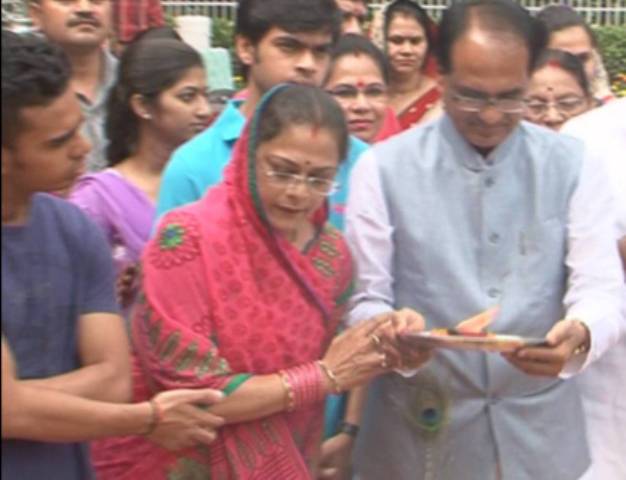 मध्यप्रदेश के मुख्यमंत्री पहुंचे पर्यटन स्थल हनुवंतिया, परिवार के साथ टापू पर बिताई