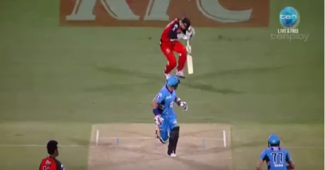 बल्लेबाज के हाथ से फिसला बैट  …विकेट कीपर के सिर पर जा लगा-       देखें वीडियो