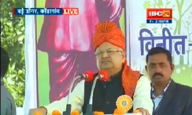 कोंडागांव: बड़े डोंगर में शहीद गेंदसिंह की शहादत कार्यक्रम में शामिल हुए CM रमन