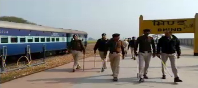 रेलवे स्टेशन पर उत्पात, ट्रेन पर बरसाए पत्थर