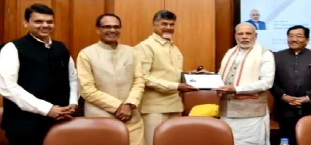 मुख्यमंत्रियों की समिति ने सौपी रिपोर्ट, स्मार्टफोन के लिए सब्सिडी