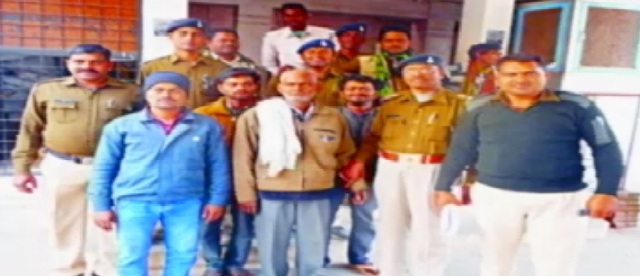 अपनी पत्नी के साथ दो बच्चों को जिन्दा जलाया