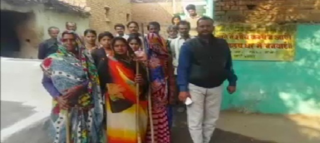 इन महिलाओं ने डंडे के दम पर गांव को खुले में शौच से मुक्ति किया