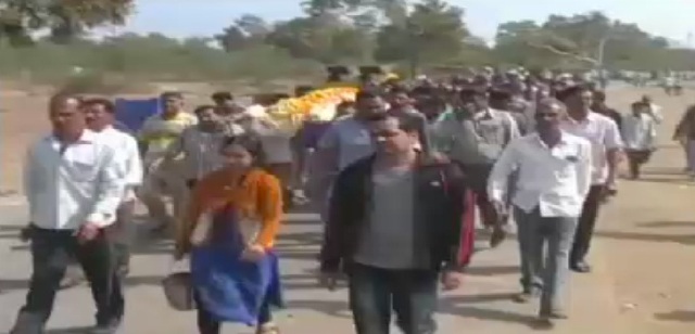 परंपराओं को तोड़कर बेटी ने दी पिता को मुखाग्नि