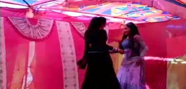 धार्मिक मेले में जमकर हुआ अश्लील डांस