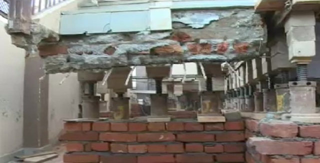 बारिश का पानी ना घुसे इसलिए घर को जैक से ऊपर उठाया